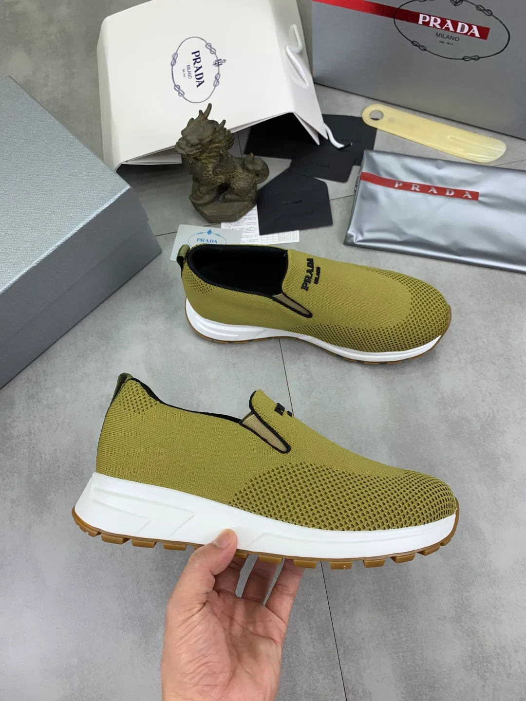 Men's shoes 💰P560💰[New model] Flying weave series (summer must-have) is now available on the official website, 🆘 Trendy brand (Prada) mainly promotes popular models, avant-garde and versatile fashionable men's shoes, private version molding, cowhide surface splicing 1:1.. Simple fashion, original imported cowhide lining and cowhide feet; the atmosphere and personality are more fashionable, eye-catching and pursuing class. It will subvert the old idea and be a must-have for fashion trendsetters with you! Must keep it for yourself! High-end comfort and low-end, high-end quality workmanship. Size: 38-45 6️⃣colors available.